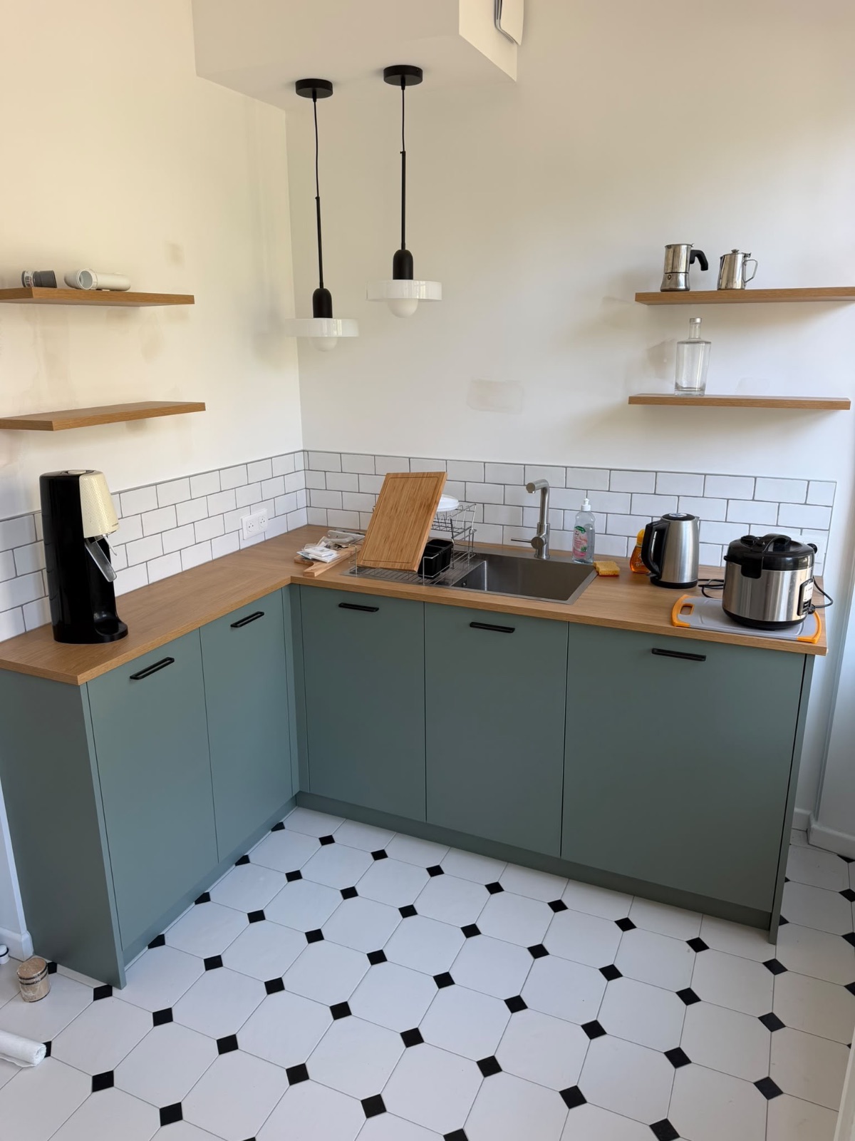 Réalisation d’une cuisine à Saint-Malo intra-muros en vert eucalyptus et blanc / plan de travail chêne Lancaster. - CCM Agencement - Saint-Malo