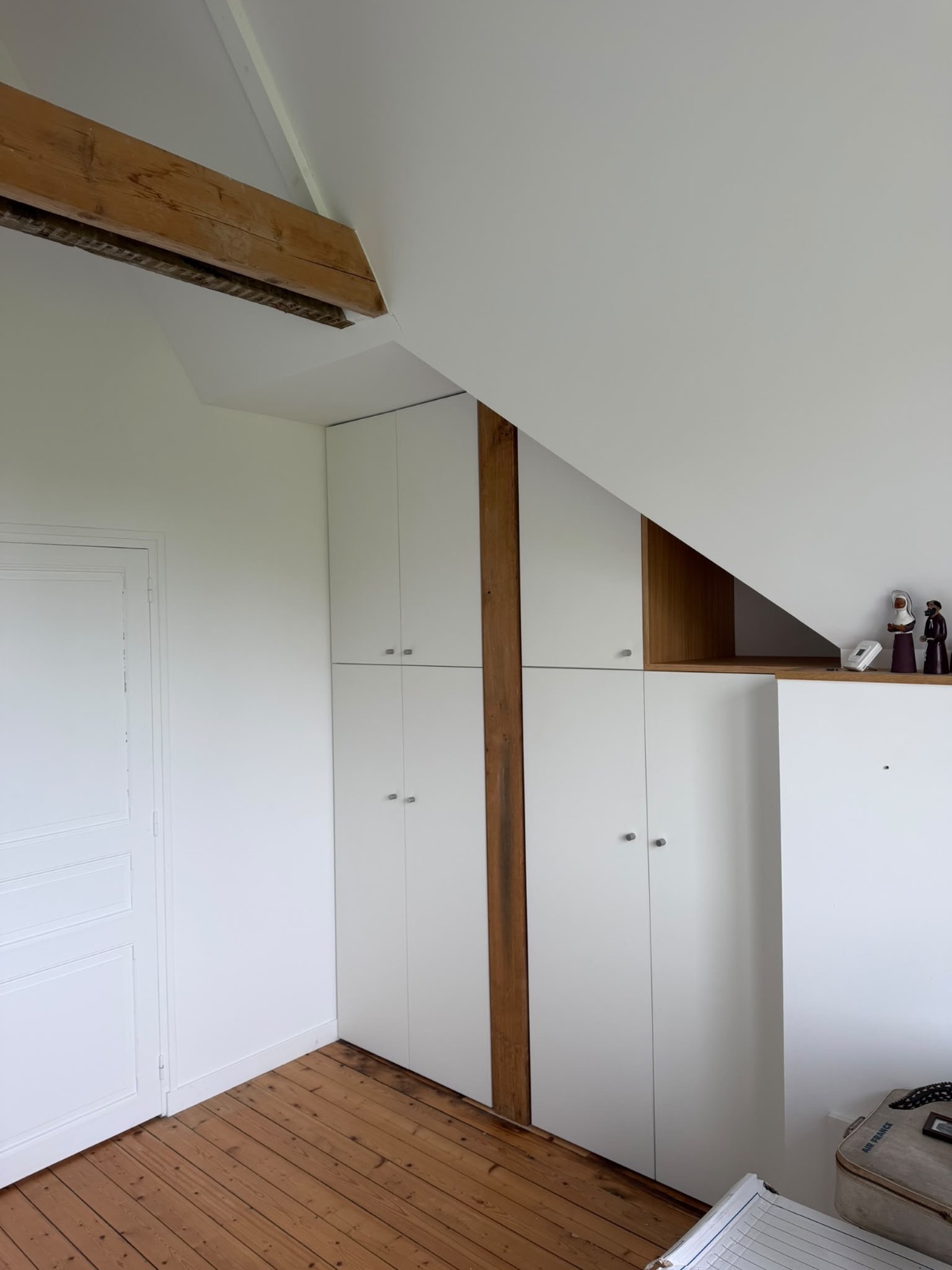 Fabrication et pose d’un dressing placard, rangement intérieur, mélaniné, blanc extérieur, MDF anti trace de doigts blanc - CCM Agencement - Saint-Malo