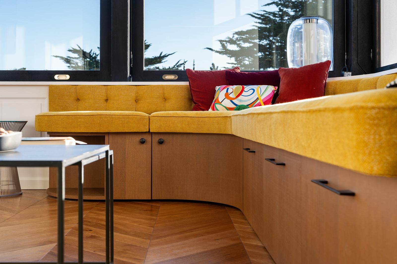 A Saint-Lunaire, fabrication de deux banquette sur mesure en aggloméré replaqué chêne querkus, assises en tissus sur mesure . - CCM Agencement - Saint-Malo