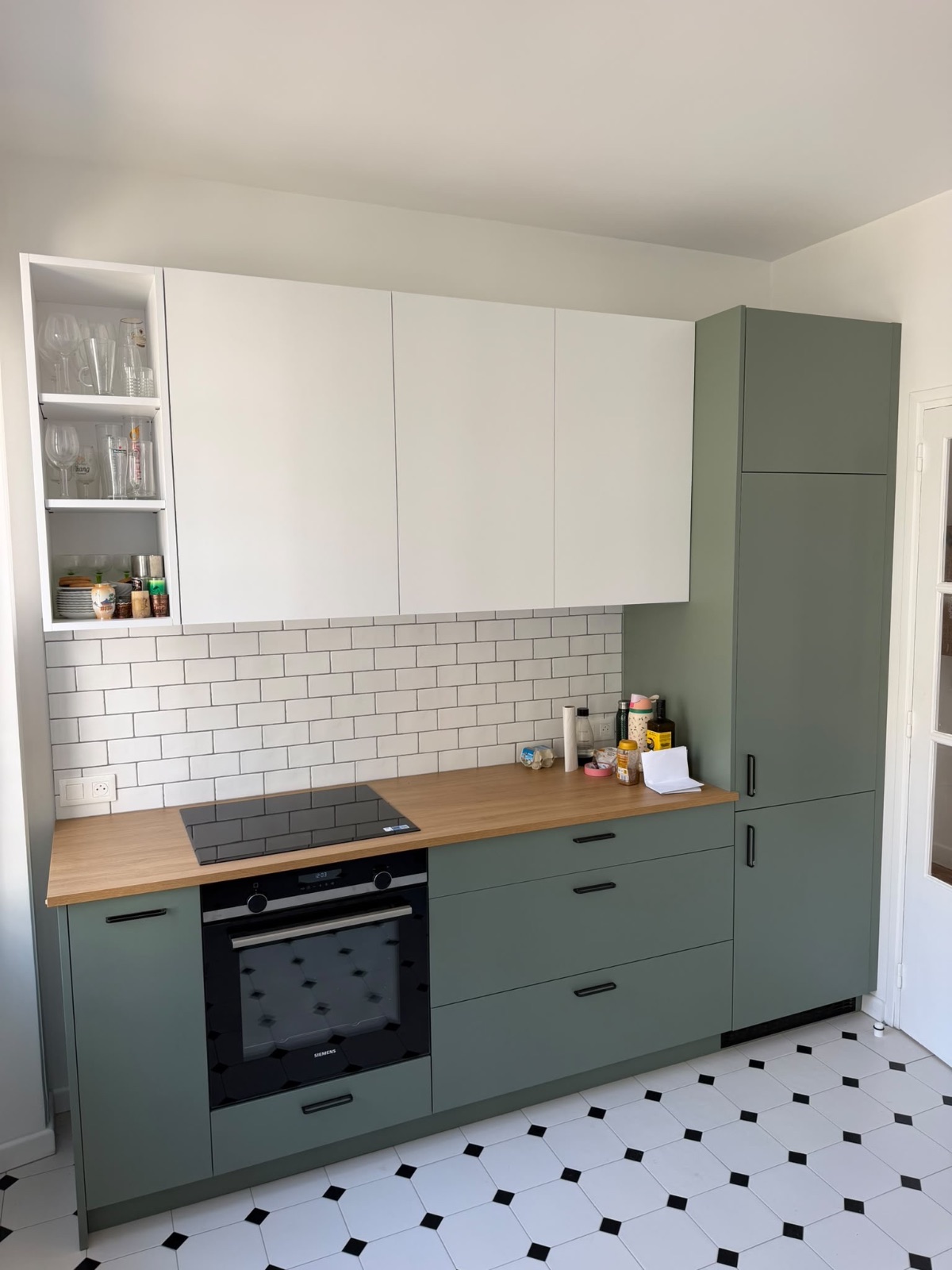 Réalisation d’une cuisine à Saint-Malo intra-muros en vert eucalyptus et blanc / plan de travail chêne Lancaster. - CCM Agencement - Saint-Malo