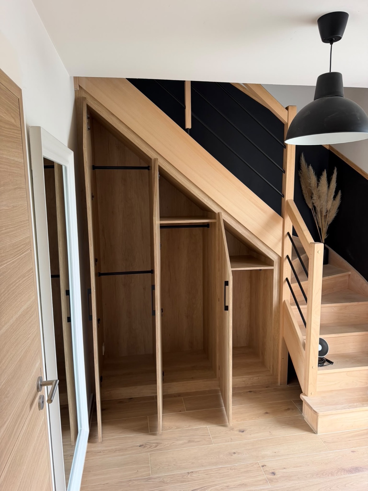 Fabrication et pose d’un placard sur mesure sous escalier réalisé en chêne mélaniné. - CCM Agencement - Saint-Malo