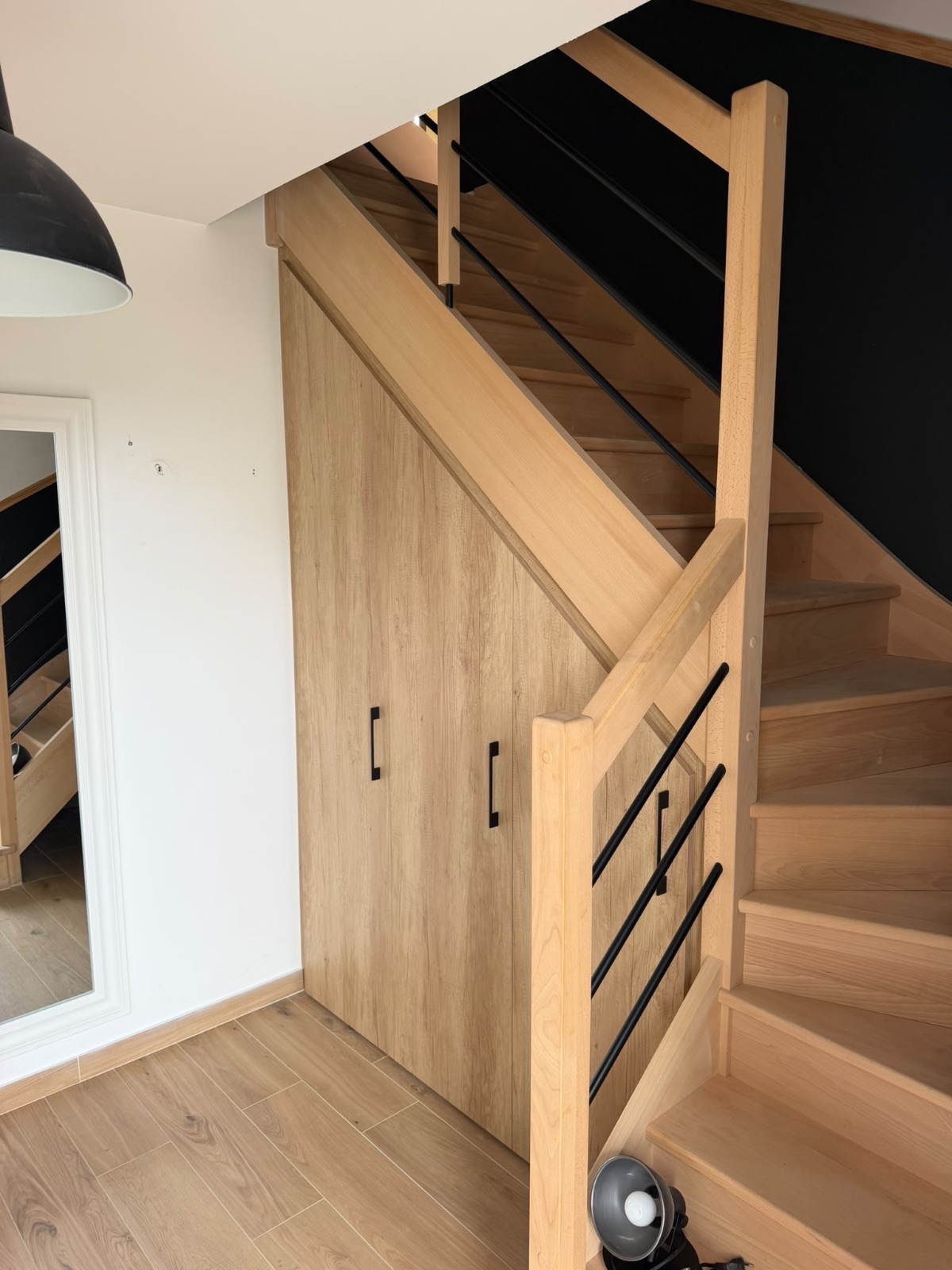 Fabrication et pose d’un placard sur mesure sous escalier réalisé en chêne mélaniné. - CCM Agencement - Saint-Malo