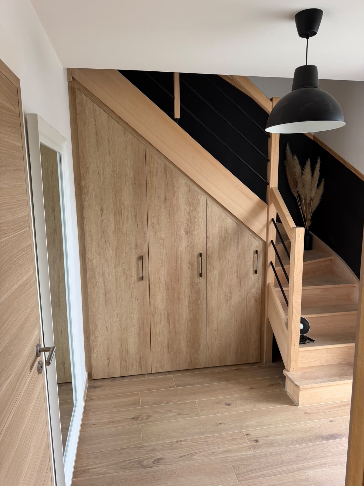 Fabrication et pose d’un placard sur mesure sous escalier réalisé en chêne mélaniné. - CCM Agencement - Saint-Malo