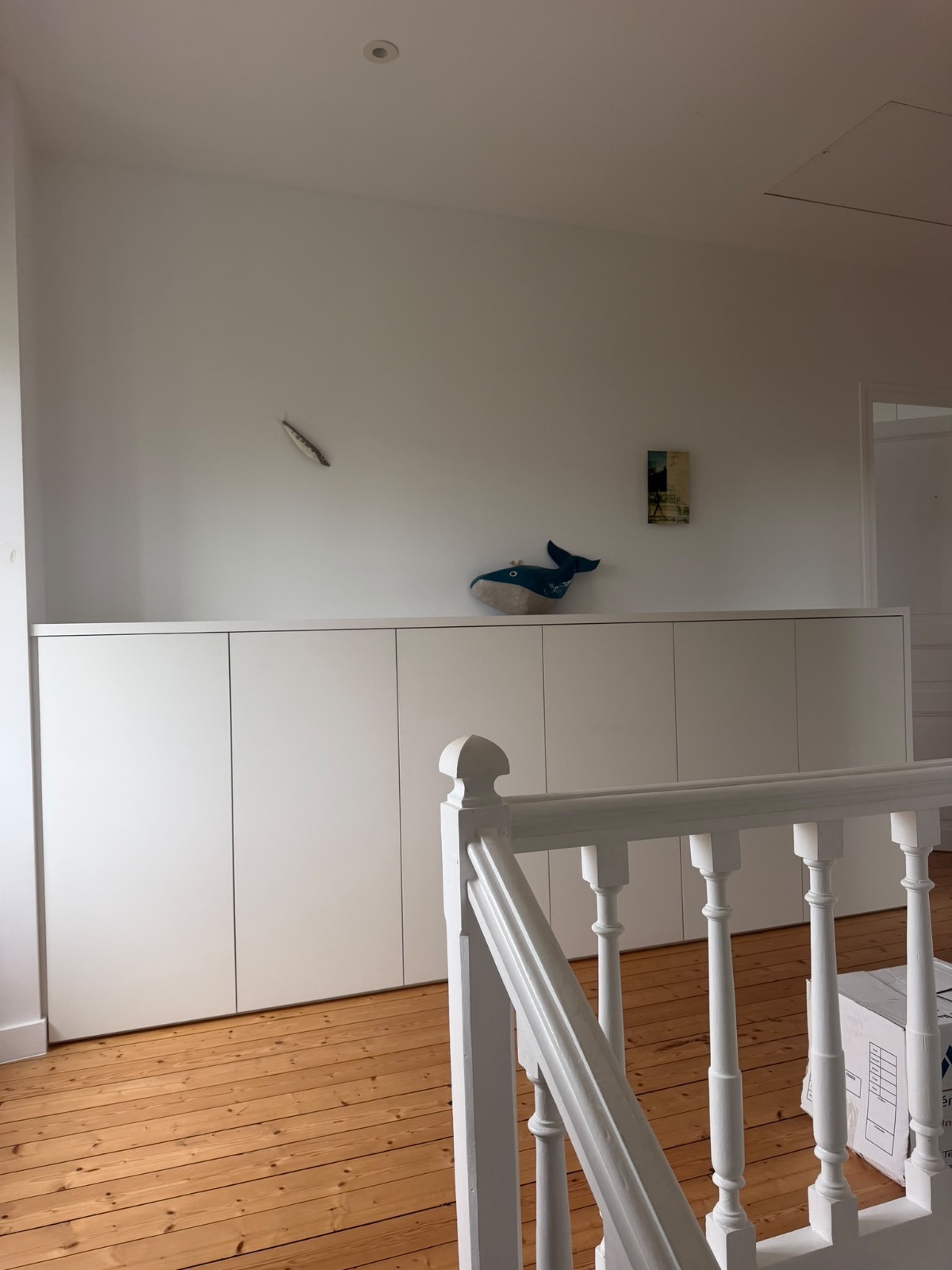 Fabrication et pose d’un dressing placard, rangement intérieur, mélaniné, blanc extérieur, MDF anti trace de doigts blanc - CCM Agencement - Saint-Malo