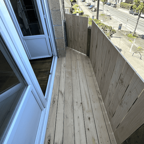 Fabrication et pose à Saint-Malo d’une petite terrasse et claustra en châtaignier entièrement sur mesure. par Hugo Pauchard - HP Bois Menuiserie - Saint-Malo