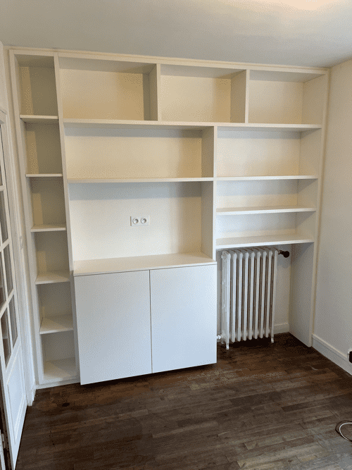 Fabrication et pose d'une bibliothèque en mélaniné blanc pour un client de Saint-Malo. par Hugo Pauchard - HP Bois Menuiserie - Saint-Malo