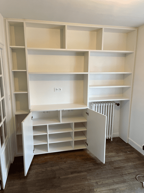 Fabrication et pose d'une bibliothèque en mélaniné blanc pour un client de Saint-Malo. par Hugo Pauchard - HP Bois Menuiserie - Saint-Malo