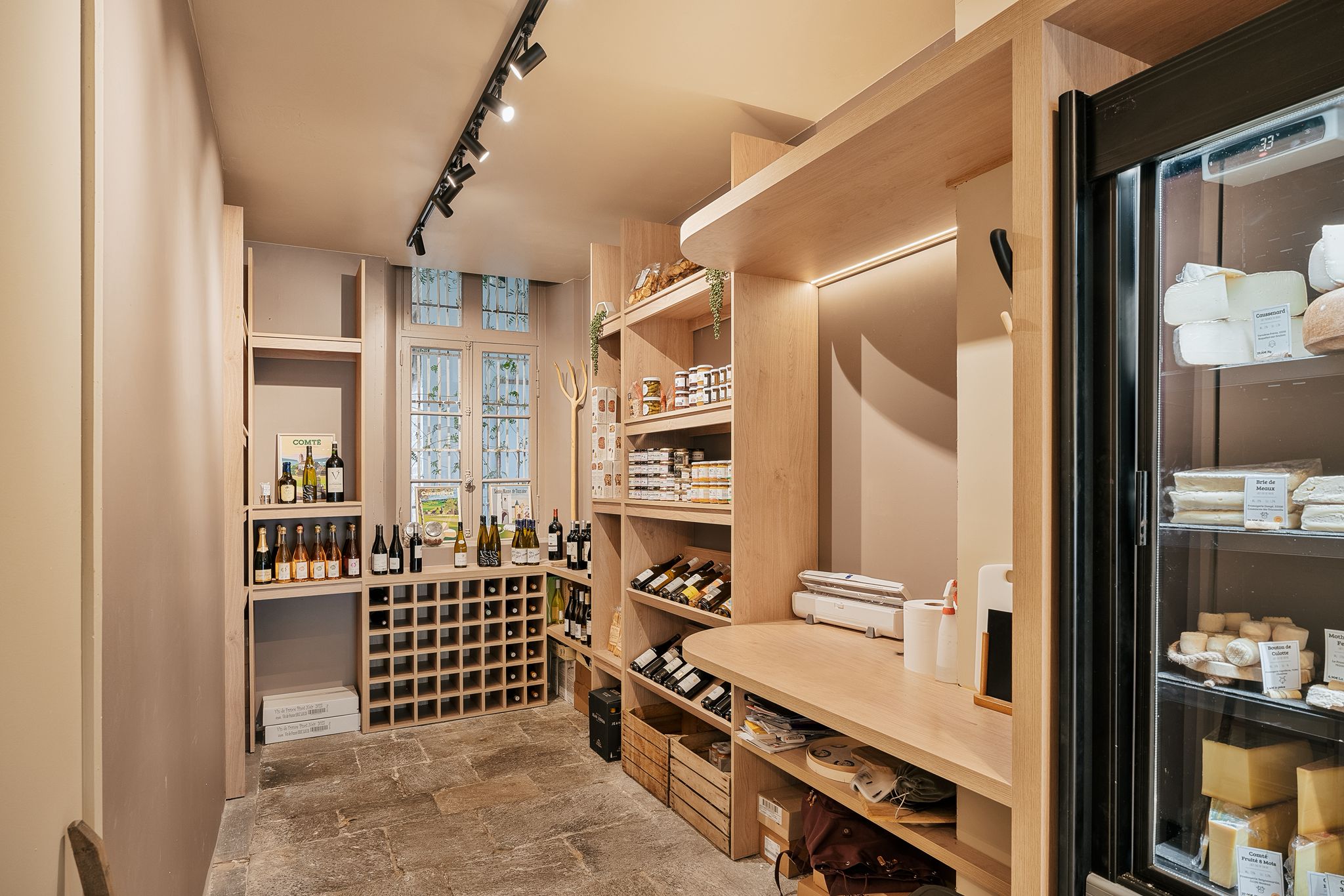 Coin cave créé entièrement sur mesure pour les fromagers malouins à Saint-Servan. par Hugo Pauchard - HP Bois Menuiserie - Saint-Malo