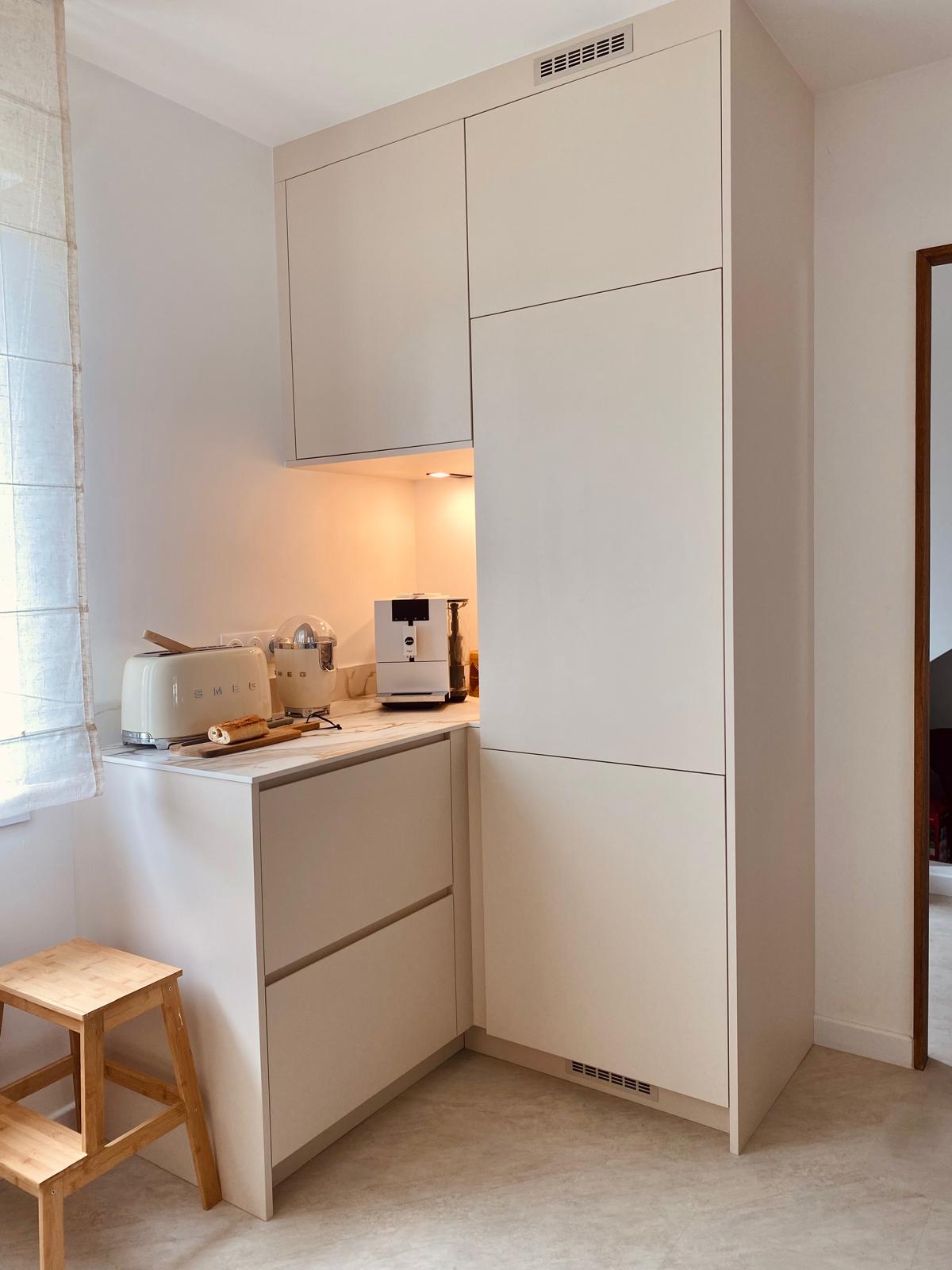 Réalisation à Saint-Malo sur mesure d'une cuisine complète entièrement en melaminé beige Carrat et vert olive, le tout avec un plan de travail en céramique par Hugo Pauchard - HP Bois Menuiserie - Saint-Malo