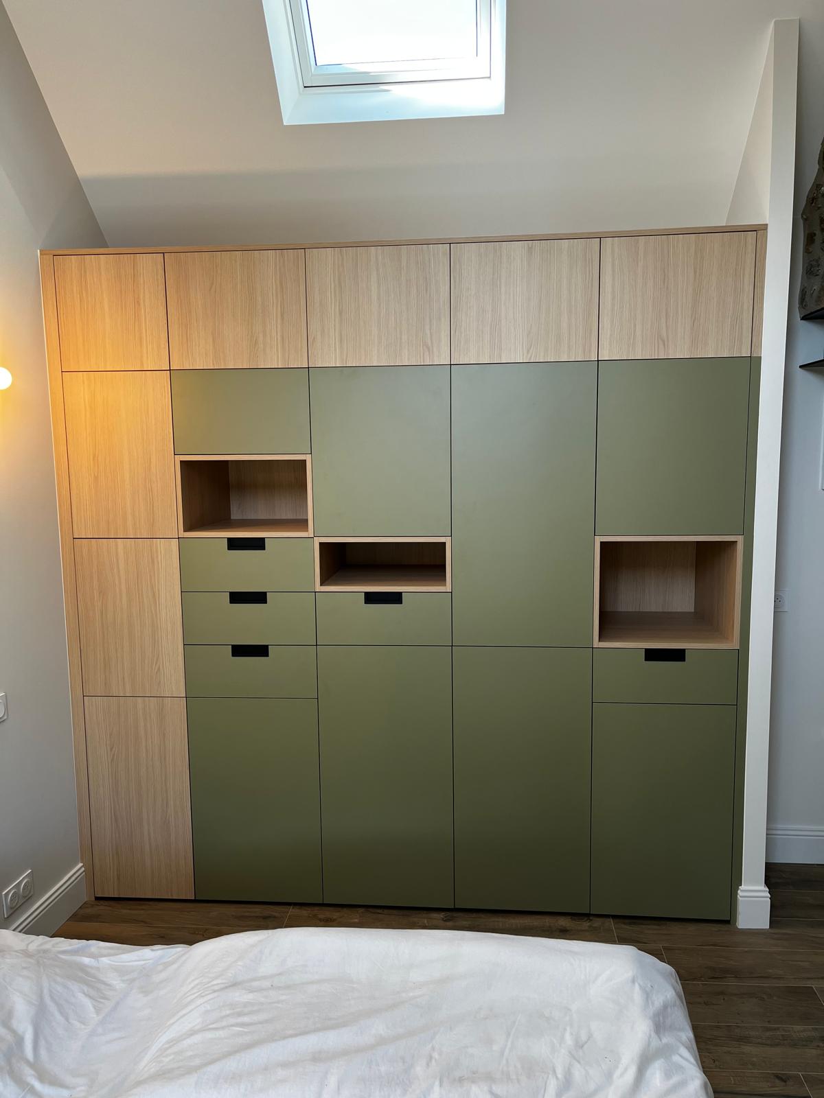 Réalisation à Dinard sur mesure d'un dressing en mélaminé chêne kendal et vert olive avec niche intégrée. par Hugo Pauchard - HP Bois Menuiserie - Saint-Malo