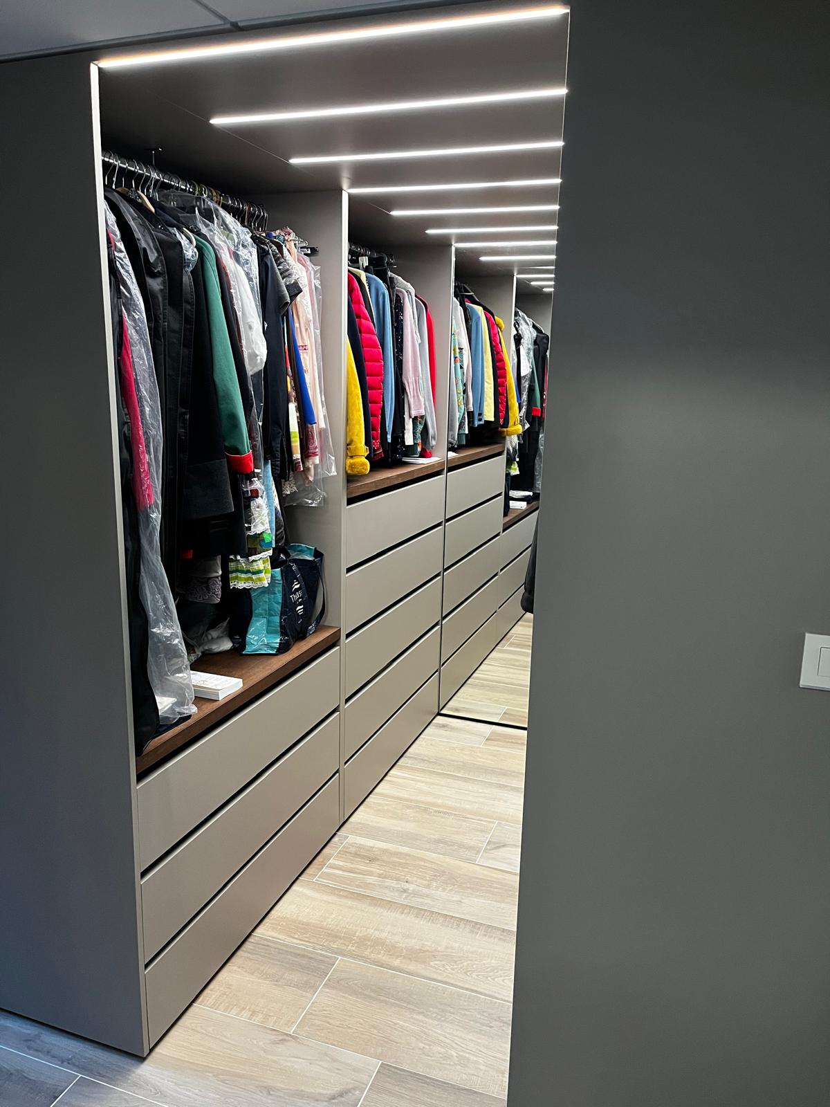 Fabrication sur mesure à Saint-Suliac d'un dressing en melaminé gris et tablette en placage chêne teinté, plafond avec led incrusté. par Hugo Pauchard - HP Bois Menuiserie - Saint-Malo