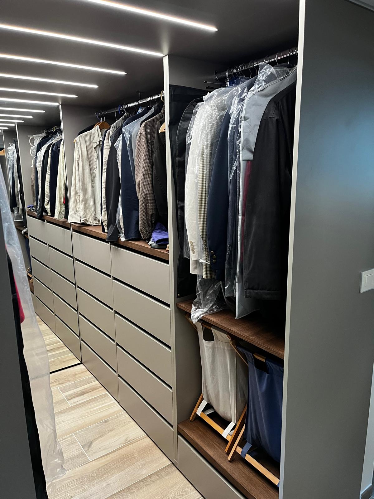 Fabrication sur mesure à Saint-Suliac d'un dressing en melaminé gris et tablette en placage chêne teinté, plafond avec led incrusté. par Hugo Pauchard - HP Bois Menuiserie - Saint-Malo