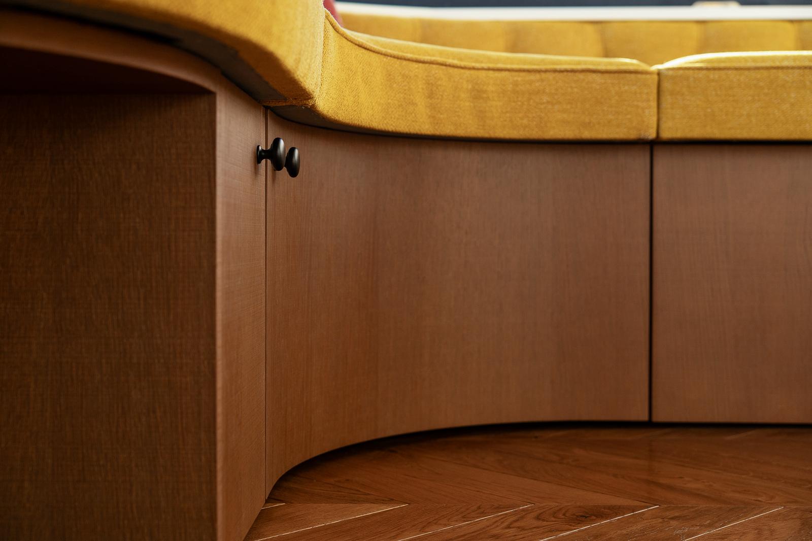 A Saint-Lunaire, fabrication de deux banquette sur mesure en aggloméré replaqué chêne querkus, assises en tissus sur mesure . - CCM Agencement - Saint-Malo